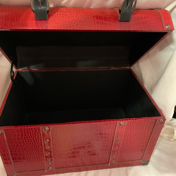 Red Hinged Chest that snaps closed - Picture 4 of 8